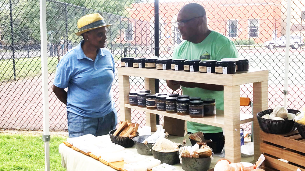 Former Mayor Lori Lightfoot with market volunteers